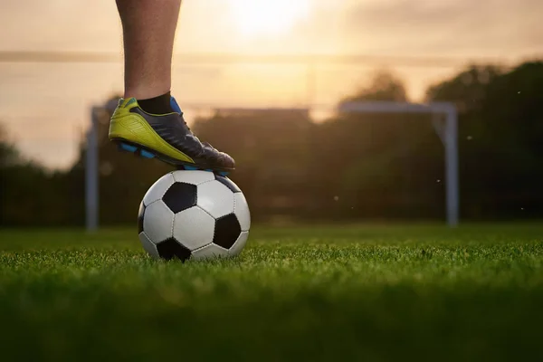 Fußball Mit Spieler Sonnenuntergang Fußballtor Hintergrund — Stockfoto