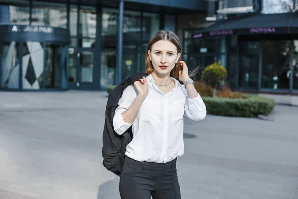 Una mujer de negocios va por la calle. Una chica con un traje de negocios en la oficina. Una chica maravillosa en la ciudad . — Foto de Stock