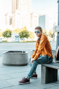 Şık giyinmiş genç adam Varşova sokaklarında. Kent merkezindeki adam. Avrupa şehir seyahat. Evrak çantalı adam. Kırmızı bir vida ile genç bir adam. Genç bir öğrenci eğitim için bir şeyin peşinde. Bir adam işe gider.