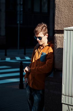 Şık giyinmiş genç adam Varşova sokaklarında. Kent merkezindeki adam. Avrupa şehir seyahat. Evrak çantalı adam. Kırmızı bir vida ile genç bir adam. Genç bir öğrenci eğitim için bir şeyin peşinde. Bir adam işe gider.