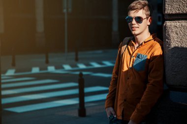 Şık giyinmiş genç adam Varşova sokaklarında. Kent merkezindeki adam. Avrupa şehir seyahat. Evrak çantalı adam. Kırmızı bir vida ile genç bir adam. Genç bir öğrenci eğitim için bir şeyin peşinde. Bir adam işe gider.