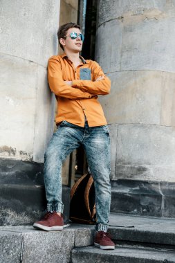 Şık giyinmiş genç adam Varşova sokaklarında. Kent merkezindeki adam. Avrupa şehir seyahat. Evrak çantalı adam. Kırmızı bir vida ile genç bir adam. Genç bir öğrenci eğitim için bir şeyin peşinde. Bir adam işe gider.