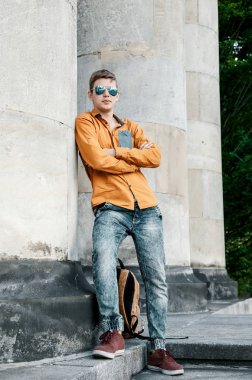 Şık giyinmiş genç adam Varşova sokaklarında. Kent merkezindeki adam. Avrupa şehir seyahat. Evrak çantalı adam. Kırmızı bir vida ile genç bir adam. Genç bir öğrenci eğitim için bir şeyin peşinde. Bir adam işe gider.