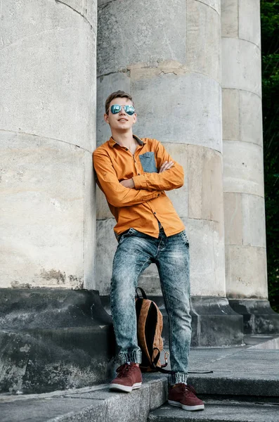 Şık giyinmiş genç adam Varşova sokaklarında. Kent merkezindeki adam. Avrupa şehir seyahat. Evrak çantalı adam. Kırmızı bir vida ile genç bir adam. Genç bir öğrenci eğitim için bir şeyin peşinde. Bir adam işe gider.