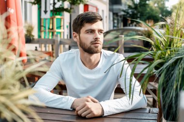 Genç adam sokakta. Gözlüklü building yakınındaki şık adam. Sevimli bir adam bir toplantı için bekler. Erkekler düşünceler. Kaldırımda oturan adam. Varşova, Polonya, Lehçe, Warszawa. öğrenci sınıfları, okul, öğrenci, sınıflar, eğitim, mutlu, c sonra