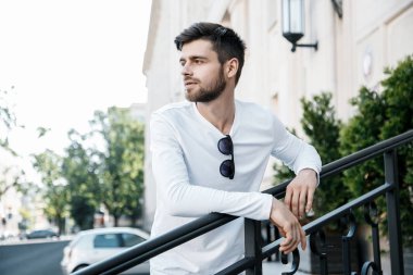 Genç bir adam şehrin sokaklarında dolaşıyor. Çocuk güneş gözlüğü şık adamın binanın yanında. Adam bir kamçı üzerinde oturur. Sakal ve saç, şık bir adamda. Eğitim sonra kıdemli öğrenci.