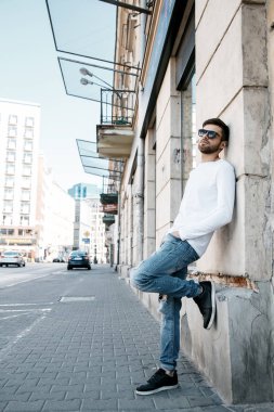 Genç bir adam şehrin sokaklarında dolaşıyor. Çocuk güneş gözlüğü şık adamın binanın yanında. Adam bir kamçı üzerinde oturur. Sakal ve saç, şık bir adamda. Eğitim sonra kıdemli öğrenci.