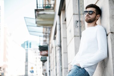 Genç bir adam şehrin sokaklarında dolaşıyor. Çocuk güneş gözlüğü şık adamın binanın yanında. Adam bir kamçı üzerinde oturur. Sakal ve saç, şık bir adamda. Eğitim sonra kıdemli öğrenci.