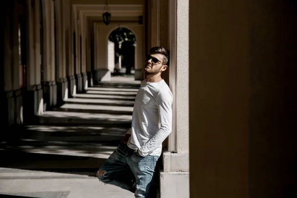 Jovem Viaja Pelas Ruas Cidade Rapaz Óculos Sol Homem Elegante — Fotografia de Stock