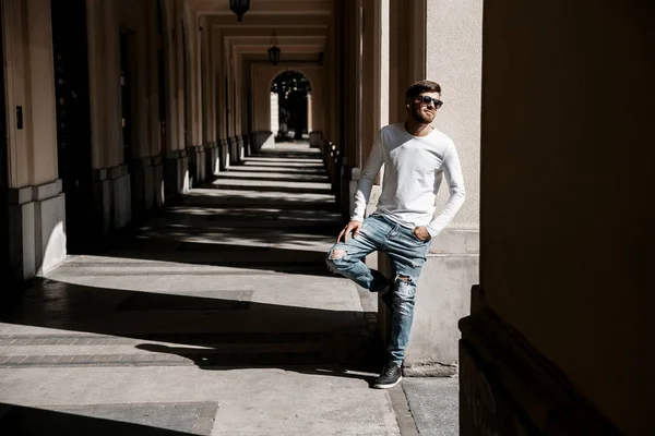 Genç bir adam şehrin sokaklarında dolaşıyor. Çocuk güneş gözlüğü şık adamın binanın yanında. Adam bir kamçı üzerinde oturur. Sakal ve saç, şık bir adamda. Kıdemli öğrenci eğitim sonra. çocuk sokakta. Adam şehir.