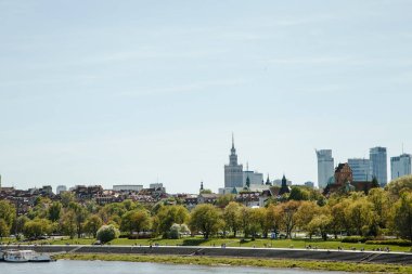 Şehir Nehri. Varşova Vistula üzerinde. Eski şehrin Lehçe ve Viyana Boulevards almaktadır. Eski ve şehrin owen yerine. Mimarisi. Tapınak ve kiliseler... Yüksek binalar ve tarihi binaları. Şehir panoraması. Po başkenti
