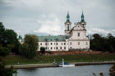 Nehir şehrin içinden akar. Kilise nehir yukarıda tepede. Wisla Krakow nehirde. Gemi ve gemi su altında yüzmek