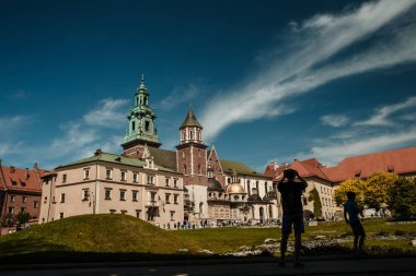 Krakow eski mimarisi. Avrupa'nın eski şehir tarihi binalarda. Kilise Polonya. Antik kaleler Krakow. Wawel Kalesi ve kale vardır. Polonya tarihi anıt. Yolculuk