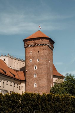Krakow eski mimarisi. Avrupa'nın eski şehir tarihi binalarda. Kilise Polonya. Antik kaleler Krakow. Wawel Kalesi ve kale vardır. Polonya tarihi anıt. Yolculuk