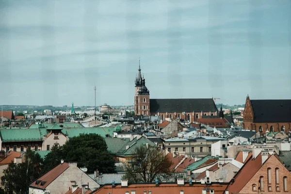 สถาปัตยกรรมโบราณของคราคูฟ อาคารประวัติศาสตร์ในเมืองเก่าของยุโรป โบสถ์ในโปแลนด์ ปราสาทโบราณในคราคูฟ ปราสาทและปราสาทเป็น Wawel อนุสาวรีย์ประวัติศาสตร์ของโปแลนด์ การเดินทาง — ภาพถ่ายสต็อก