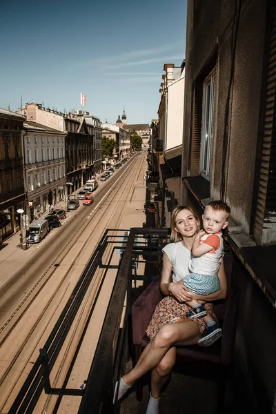 Мама Своим Ребенком Балконе Молодая Мать Обнимающим Сыном Семья Смотрит — стоковое фото