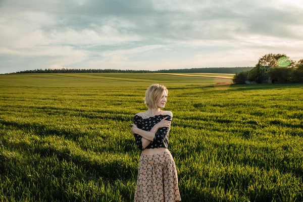 Jong Meisje Een Groene Veld Stijlvolle Meisje Groen Gras Een — Stockfoto