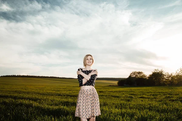 Jong Meisje Een Groene Veld Stijlvolle Meisje Groen Gras Een — Stockfoto