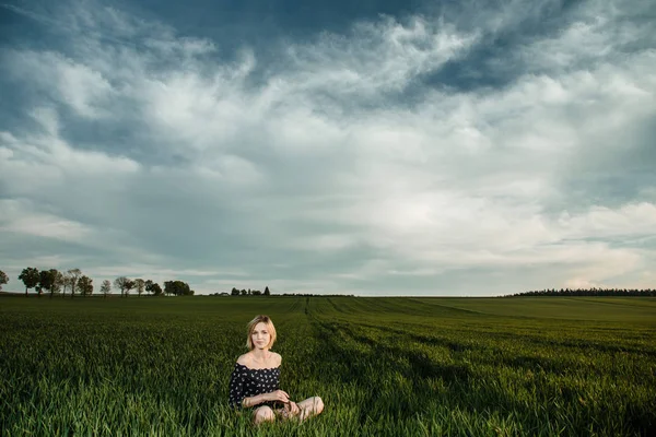 Jong Meisje Een Groene Veld Stijlvolle Meisje Groen Gras Een — Stockfoto