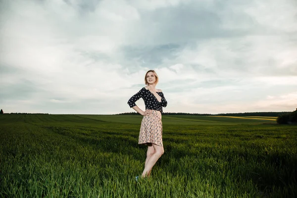 Jong Meisje Een Groene Veld Stijlvolle Meisje Groen Gras Een — Stockfoto