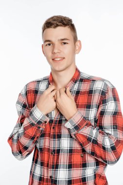 Portre fotoğraf stüdyosu bir çocuk. Genç adam beyaz bir arka plan üzerinde poz. modeli