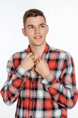 Portre fotoğraf stüdyosu bir çocuk. Genç adam beyaz bir arka plan üzerinde poz. modeli