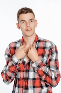 Portre fotoğraf stüdyosu bir çocuk. Genç adam beyaz bir arka plan üzerinde poz. modeli