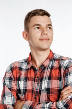 Portre fotoğraf stüdyosu bir çocuk. Genç adam beyaz bir arka plan üzerinde poz. modeli