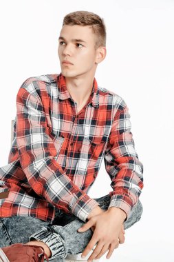 Portre fotoğraf stüdyosu bir çocuk. Genç adam beyaz bir arka plan üzerinde poz. modeli