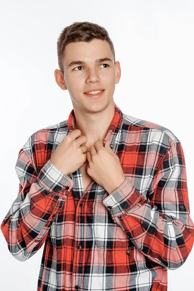 Portre fotoğraf stüdyosu bir çocuk. Genç adam beyaz bir arka plan üzerinde poz. modeli