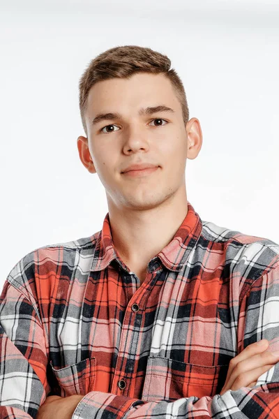 Portre fotoğraf stüdyosu bir çocuk. Genç adam beyaz bir arka plan üzerinde poz. modeli