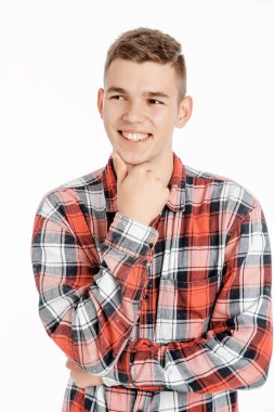 Portre fotoğraf stüdyosu bir çocuk. Genç adam beyaz bir arka plan üzerinde poz. modeli