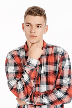 Portre fotoğraf stüdyosu bir çocuk. Genç adam beyaz bir arka plan üzerinde poz. modeli