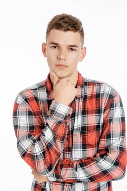 Portre fotoğraf stüdyosu bir çocuk. Genç adam beyaz bir arka plan üzerinde poz. modeli