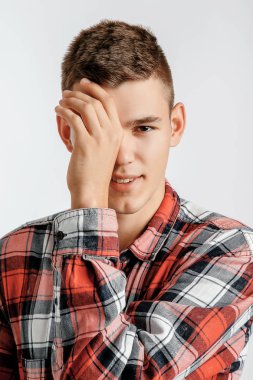 Portre fotoğraf stüdyosu bir çocuk. Genç adam beyaz bir arka plan üzerinde poz. modeli