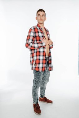 Portre fotoğraf stüdyosu bir çocuk. Genç adam beyaz bir arka plan üzerinde poz. modeli