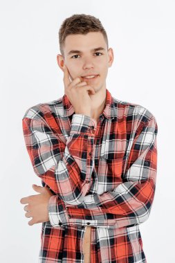 Portre fotoğraf stüdyosu bir çocuk. Genç adam beyaz bir arka plan üzerinde poz. modeli