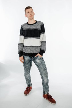 Portre fotoğraf stüdyosu bir çocuk. Genç adam beyaz bir arka plan üzerinde poz. modeli