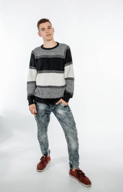 Portre fotoğraf stüdyosu bir çocuk. Genç adam beyaz bir arka plan üzerinde poz. modeli