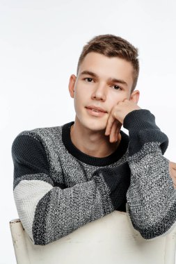 Portre fotoğraf stüdyosu bir çocuk. Genç adam beyaz bir arka plan üzerinde poz. modeli