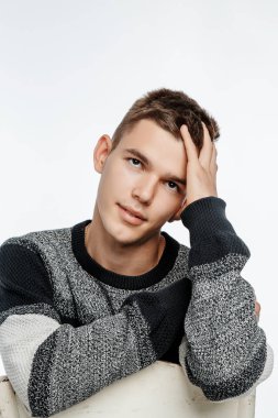 Portre fotoğraf stüdyosu bir çocuk. Genç adam beyaz bir arka plan üzerinde poz. modeli