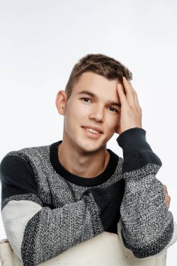 Portre fotoğraf stüdyosu bir çocuk. Genç adam beyaz bir arka plan üzerinde poz. modeli