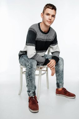 Portre fotoğraf stüdyosu bir çocuk. Genç adam beyaz bir arka plan üzerinde poz. modeli