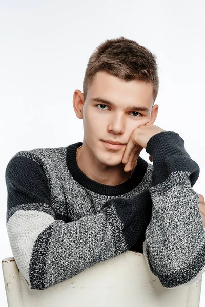 Portre fotoğraf stüdyosu bir çocuk. Genç adam beyaz bir arka plan üzerinde poz. modeli