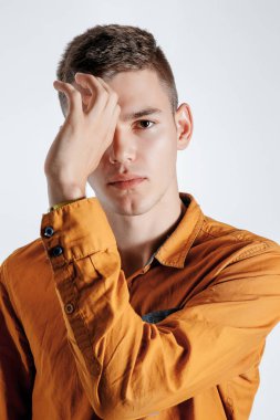 Portre fotoğraf stüdyosu bir çocuk. Genç adam beyaz bir arka plan üzerinde poz. modeli