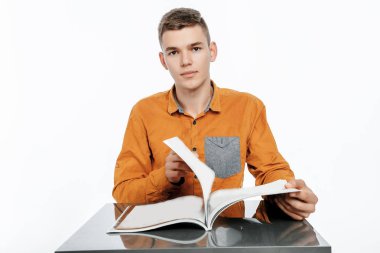 Genç bir adam bir kitap okur. Adam Dergi tarama. Duygular ile okuma.