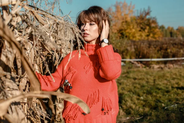 Молодая Женщина Возле Кукурузы Красивая Девушка Деревне Осень — стоковое фото