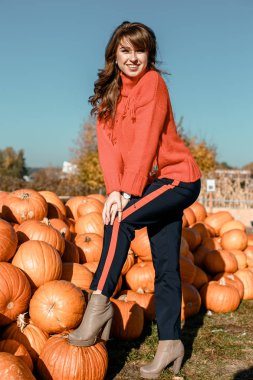 Genç kadın kabak bir çiftlikte. Kabaklar yakınındaki güzel kız. Bir kızla bir kabak. Kabak alan.