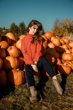 Genç kadın kabak bir çiftlikte. Kabaklar yakınındaki güzel kız. Bir kızla bir kabak. Kabak alan.