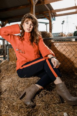 Genç kadın kabak bir çiftlikte. Kabaklar yakınındaki güzel kız. Bir kızla bir kabak. Kabak alan.